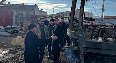 Ardahan'da korkutan yangın: Traktör, ot balyaları ve 10 ton tahıl küle döndü