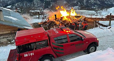 Ardanuç'ta ahır yangını