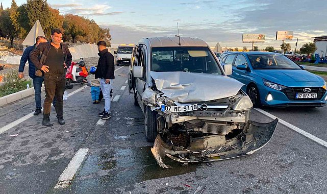 Arızalanan park halindeki otomobile hafif ticari araç çarptı: 2 yaralı
