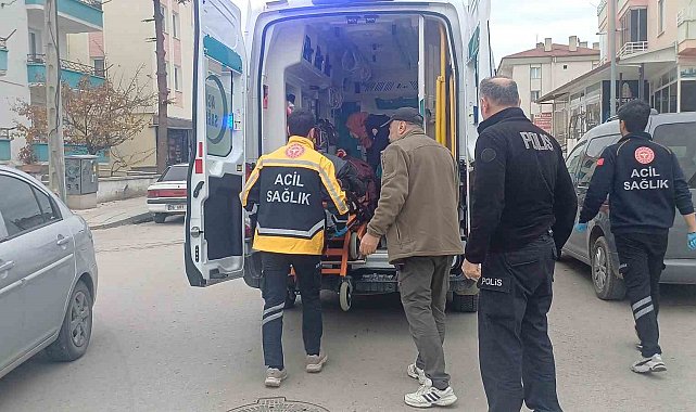 Arkadaşıyla şakalaşırken bıçağın üzerine düşen genç yaralandı