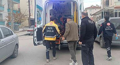 Arkadaşıyla şakalaşırken bıçağın üzerine düşen genç yaralandı