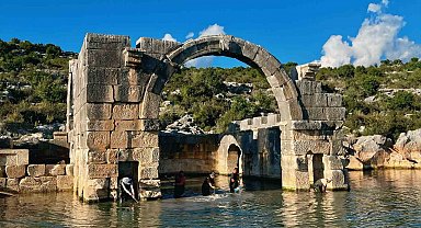 Arkeologların çamur ve suyun içinde bin 850 yıllık antik havuzu gün yüzüne çıkarma çabası