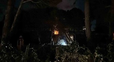 Arnavutköy Terkos'ta boşaltılan bungalov evler alev alev yandı