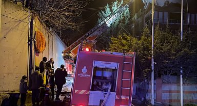 Arnavutköy'de 4 katlı binanın bacasında korkutan yangın