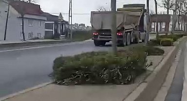 Arnavutköy'de hafriyat kamyonu ters yöne girerek süratle ilerledi