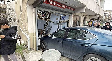 Arnavutköy'de ilginç kaza: Traş olan müşteri ve berbere otomobil çarptı