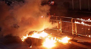 Arnavutluk'ta hükümet karşıtı protestocular Başbakanlık binasına molotof kokteyli attı