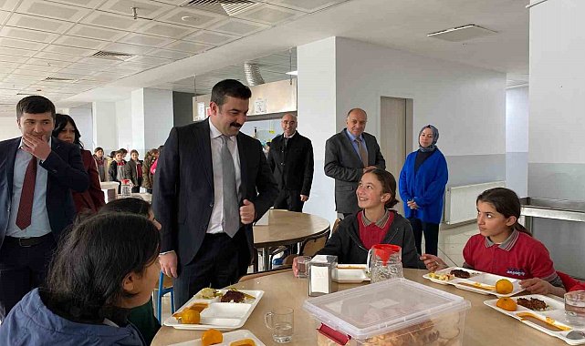 Arpaçay Kaymakamı öğrencilerle öğle yemeğinde buluştu