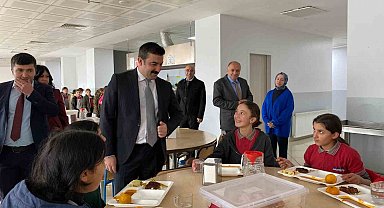 Arpaçay Kaymakamı öğrencilerle öğle yemeğinde buluştu