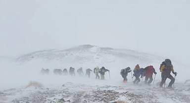 Artos Dağı'nda tipi ve fırtına: Dağcılar geri dönmek zorunda kaldı