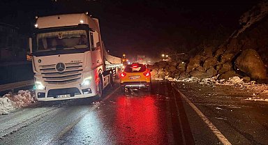 Artvin'de heyelan: Borçka-Hopa karayolu ulaşıma kapandı