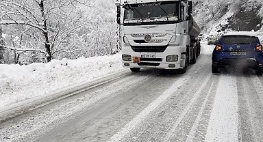 Artvin'de karla kaplanan yol kazaları beraberinde getirdi