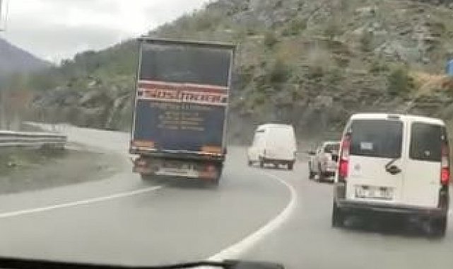 Artvin'de virajda 5 aracı sollayan tır şoförü faciaya davetiye çıkardı