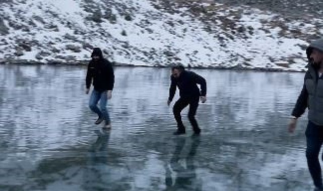 Artvinli gençler buz tutan Karagöl'de taş atıp test ettiler, sonra eğlendiler