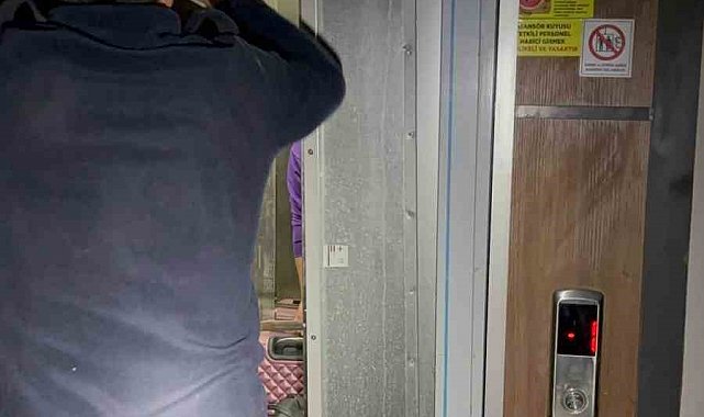 Asansörde mahsur kalan vatandaşları itfaiye kurtardı