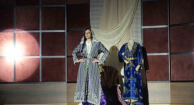 Asırlar önce kadınların giydiği kıyafetler defilede sergilendi