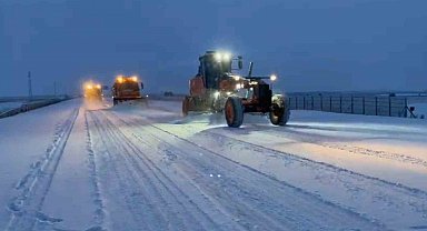 Aşkale'de sabahın ilk ışıklarıyla karla mücadele çalışması