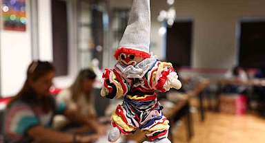 Atık kumaşlar kadınların emeğiyle yılbaşı maskotlarına dönüştü