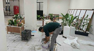 Atık malzemelerle okulu süslüyor