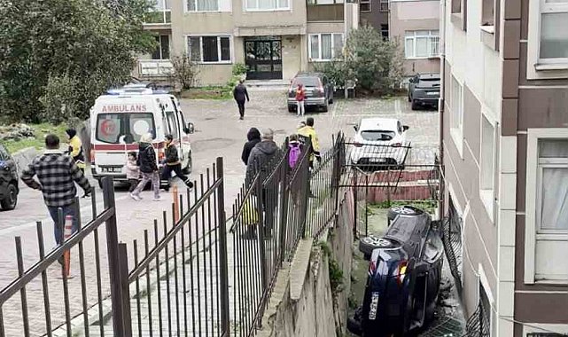 Avcılar'da ehliyetsiz sürücünün kullandığı otomobil apartmanın bahçesine uçtu: 2 yaralı