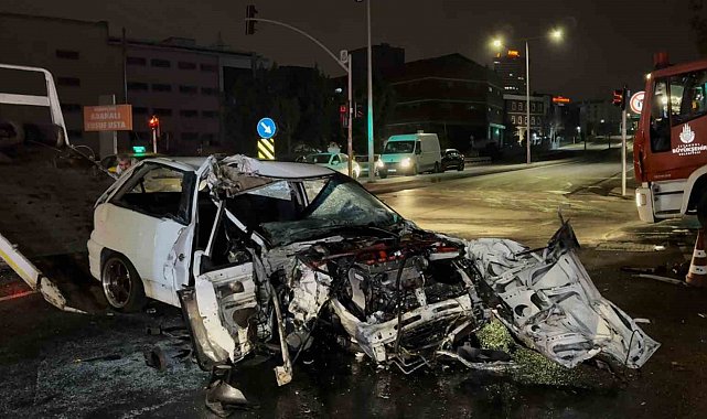 Avcılar'da hatalı dönüş yapan kamyona çarpan otomobil hurdaya döndü: 1 ölü, 1 yaralı