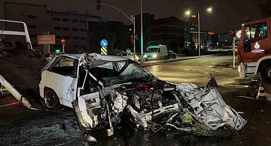 Avcılar'da hatalı dönüş yapan kamyona çarpan otomobil hurdaya döndü: 1 ölü, 1 yaralı