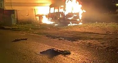 Avcılar'da minibüs alev alev yandı