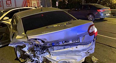 Avcılar'da trafik kazasında 2 kişi yaralandı, sürücü olay yerinden kaçtı