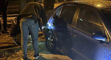 Aynı otoparktaki 5 otomobilin lastiğini kestiler