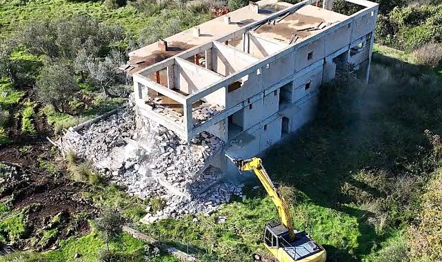 Ayvacık'ta 66 kaçak yapı yıkıldı