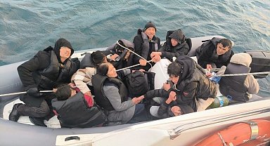 Ayvalık açıklarında 10 göçmen kurtarıldı