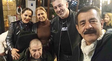 Ayvalıklı sanatçılar Kocabıyık ve Özalp'ten yaşlılara erken yeni yıl kutlaması