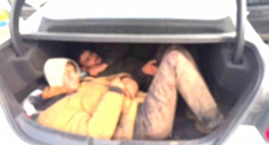 Bagajına 2 kişiyi sığdırdığı otomobilde 8 göçmeni kaçırırken yakalandı