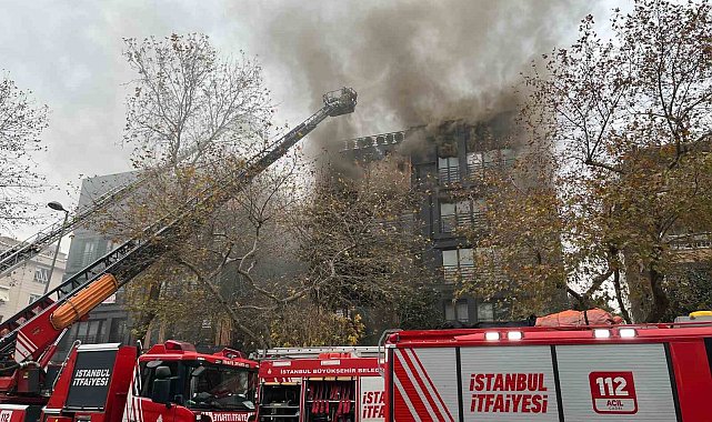 Bağdat Caddesi'nde çatı katında çıkan yangın büyüdü, 2 bloklu bina küle döndü