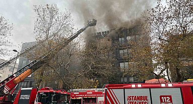 Bağdat Caddesi'nde çatı katında çıkan yangın büyüdü, 2 bloklu bina küle döndü