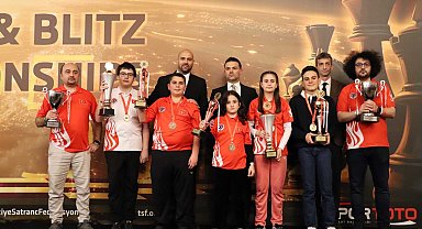 Bakan Bak'tan dünya şampiyonu olan milli satranççılara tebrik mesajı