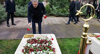 Bakan Fidan, 16.Büyükelçiler Konferansı öncesi Dışişleri Şehitliği'ni ziyaret etti