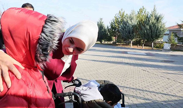 Bakan Göktaş, Ankara'da kardeşleriyle birlikte devlet korumasına alınan Adnan'ı ziyaret etti