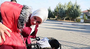 Bakan Göktaş, Ankara'da kardeşleriyle birlikte devlet korumasına alınan Adnan'ı ziyaret etti