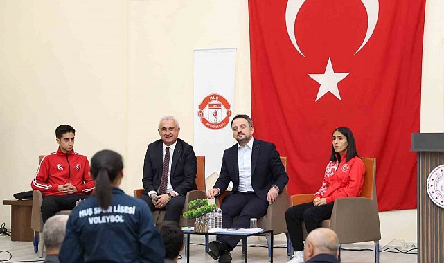Bakan Yardımcısı Eminoğlu, Muş'ta sporun geleceğini gençlerle konuştu