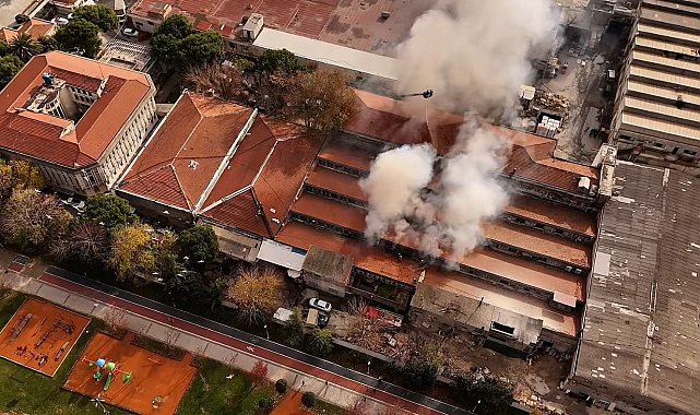 Bakırköy'de fabrika yangınında yükselen dumanlar kilometrelerce uzaktan görüldü