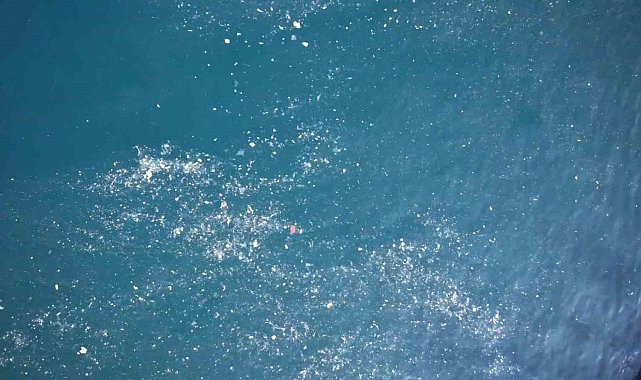 Balat sahilinde olta atan balıkçılar deniz yüzeyinde oluşan kirlilikten şikayetçi