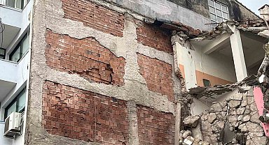 Balçova'da kentsel dönüşüm yıkımı: Komşu binada hasar oluştu