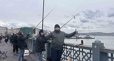 Balığın kulağına kar suyu kaçtı, olta balıkçıları yılın son günü Galata Köprüsü'nde "rastgele" dedi