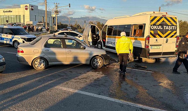 Balıkesir'de öğrenci servisi ile otomobil çarpıştı: 7 yaralı