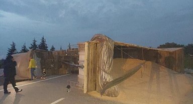 Bandırma-Susurluk karayolunda TIR devrildi: Yol bir süre trafiğe kapandı