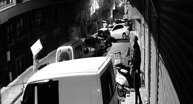 Başakşehir'de apartmandan kendi eşyasını alıyormuş gibi yapan hırsız kamerada