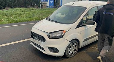 Başıboş köpeğe çarpan aracın sürücüsü yaraladı