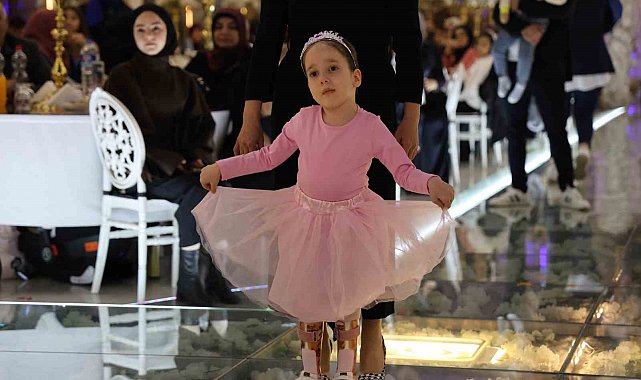 Başını dahi kontrol edemiyordu, bale gösterisi yapmaya başladı