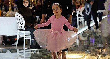 Başını dahi kontrol edemiyordu, bale gösterisi yapmaya başladı